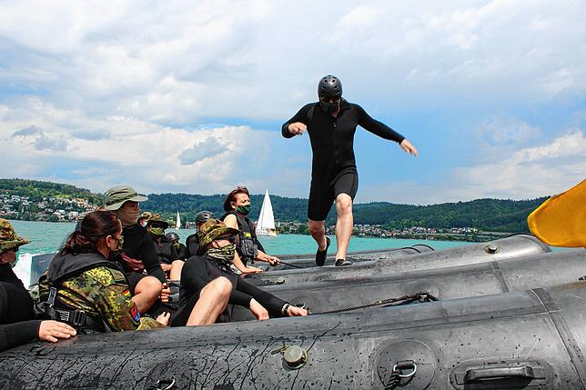 Alle Boote liegen direkt nebeneinander, ohne dass jemand sie festhält. Dieses taktische Verfahren des Nebeneinanderfahrens dient zum ...