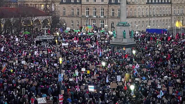 Zehntausende haben wie hier in Stuttgart gegen die gemeinsame Abstimmung von CDU und AfD über Vorhaben in der Migrationspolitik demonstriert
