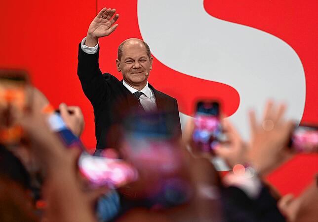 SPD-Kanzlerkandidat Olaf Scholz winkt während der Wahlparty im Willy-Brandt-Haus in Berlin seinen Anhängern zu. Das Ergebnis seiner ...