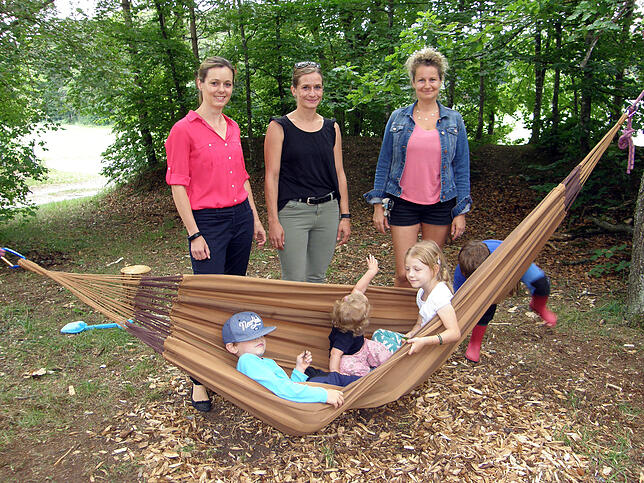 Die Mütter Manuela Köstner, Kathrin Runge und Peggy Jurke (von links) sind begeistert vom Allensbacher Waldkindergarten. Die Kinder ...