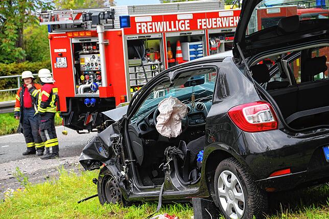 Mit einem Scherenspreizer öffnete die Feuerwehr das Wrack und befreite die Autofahrerin aus dem Dacia.