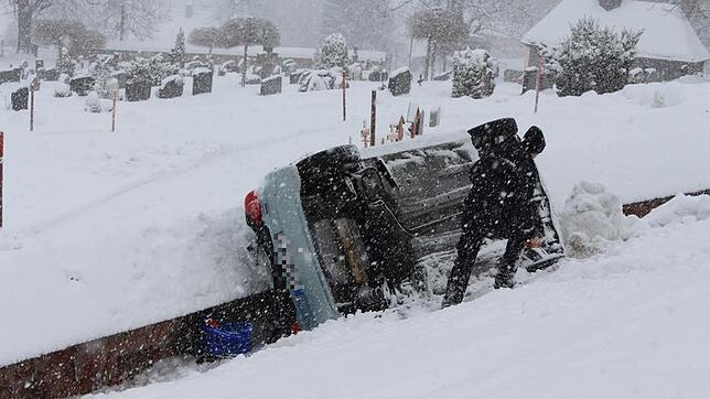 Die Unfallfahrt dieses Toyotas endet am Donnerstag (3. März 2016) an der Friedhofsmauer des Feldberger Ortsteils Altglashütten. Bild: ...