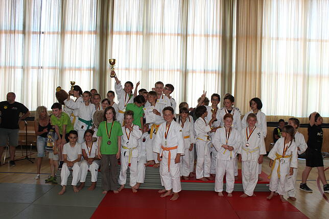 Groß ist der Jubel bei der Mannschaftssiegerehrung beim 30. Spaghetti-Turnier in Paffenweiler: Der Judosportverein Villingen gewinnt den ...
