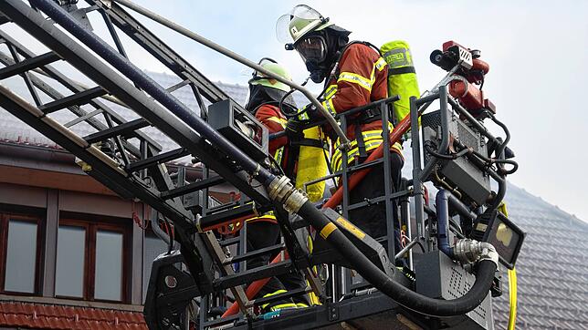 Bild : Feuer im Mehrfamilienhaus: Bilder vom Großeinsatz