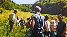 Ende der 1980er Jahre: Karl Roth (ganz links) vom BUND Salem bei einer botanischen Exkursion im Deggenhausertal.