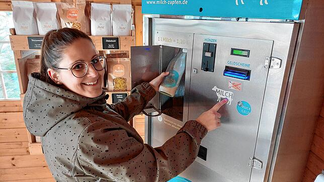 Ramona Müller zapft die frische, unbehandelte Rohmilch.