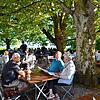 Sein Biergarten mit Ausblick im Halbschatten der Bäume – das zieht besonders an Sommerabenden viele Besucher zum Wirtshaus am Gehrenberg.