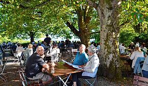 Sein Biergarten mit Ausblick im Halbschatten der Bäume – das zieht besonders an Sommerabenden viele Besucher zum Wirtshaus am Gehrenberg.