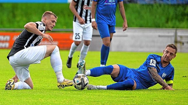 Der Villinger Marcel Sökler (vorne links) im Zweikampf mit Marco Kehl-Gomez vom SGV Freiberg. Am Ende setzte sich Freiberg in einer ...