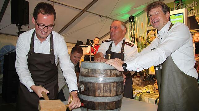 Fassanstich mit (von links) Frank Schroft, Gerhard Zimmermann und Günther-Martin Pauli. Bilder: Günther Töpfer
