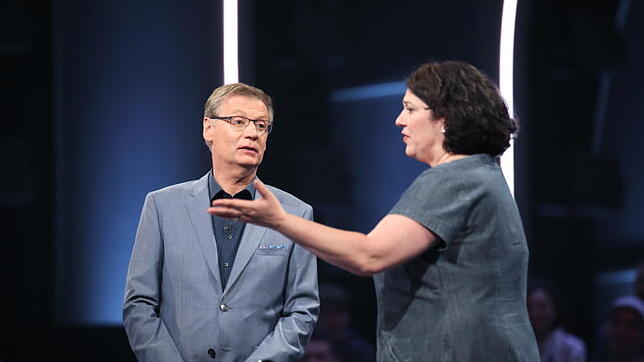 In der Sendung: Carla Schaudt beantwortet blitzschnell die Fragen. Bild: RTL