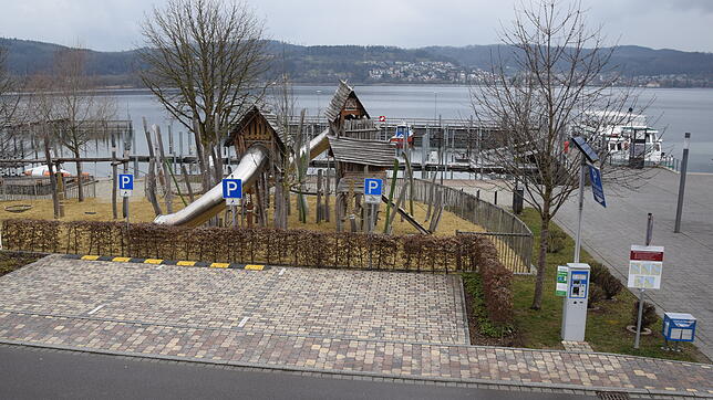 Die Behindertenparkplätze beim Seeum bleiben, aber statt Motorrädern sollen rechts Radstellplätze hinkommen und die Motorräder an eine ...