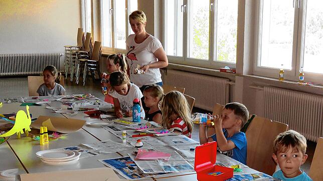 Soll es auch dieses Jahr wieder geben: Kinder basteln bei einem früheren Ferienprogramm in Geisingen.