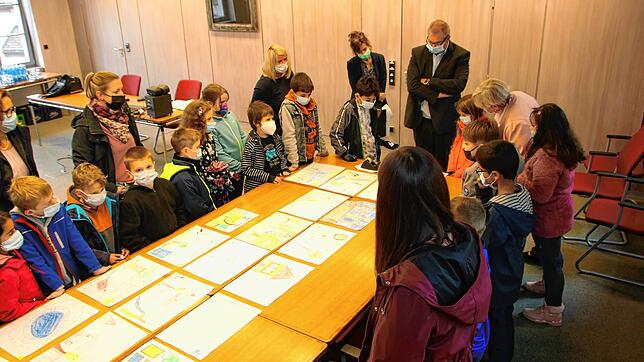 Die Kinder der Klasse 3a der Anton-Leo-Schule waren zu Besuch im Rathaus und durften dem Bürgermeister (hinten rechts) ihre Zeichnungen ...