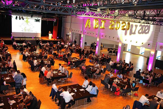 Eine Abiturfeier unter Pandemie-Bedingungen: 250 Personen waren im Tagungs- und Kulturzentrum Milchwerk zugelassen &ndash; unter der ...