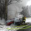 Die Feuerwehr Eigeltingen im Einsatz bei einem Unfall bei Eigeltingen: Ein Auto ist in Flammen aufgegangen, nachdem der Fahrer auf ...