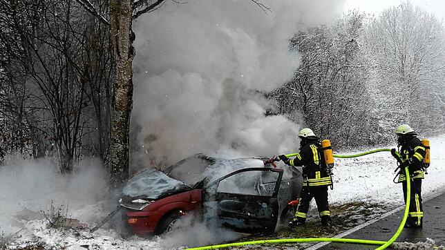 Die Feuerwehr Eigeltingen im Einsatz bei einem Unfall bei Eigeltingen: Ein Auto ist in Flammen aufgegangen, nachdem der Fahrer auf ...