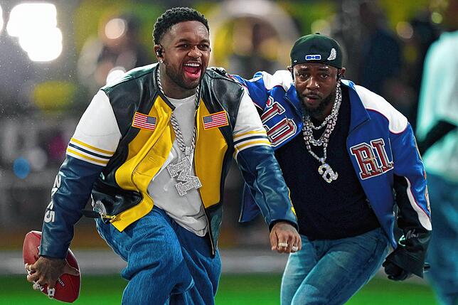 Mustard (l) und Kendrick Lamar treten während der Halbzeitpause beim Super Bowl auf.