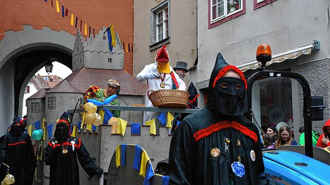 Seit 666 Jahren wird in Meersburg Fasnet gefeiert. Hier die Symbolfigur der Narrenzunft, der Schnabelgiere, mit seinen schwarzen Dominos ...