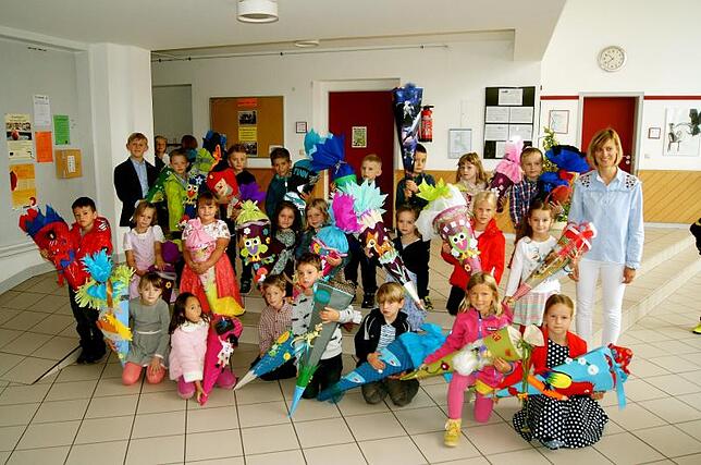 23 Erstklässler wurden in der Auentalschule in Sauldorf-Rast feierlich eingeschult bei Klassernlehrerin Nadine Heber (rechts). Die ...