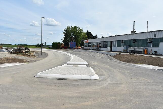 Beim Lottstetter Kreisel wurde der Fokus auf die Verkehrssicherheit gelegt. Zur Bundesstraße 27 wurde ein Fahrbahnteiler errichtet, der ...