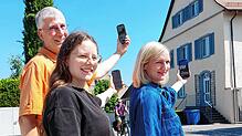 Inselführer Uwe Anker (von links), Magdalena Seitz und Carolin Deggelmann von der Tourist-Info testen die App.