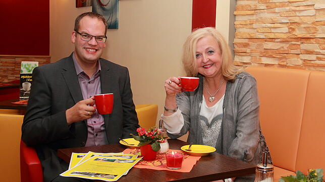 Bei einer Tasse Kaffee stellen Bürgermeister Andreas Braun und die Inhaberin des Unterkirnacher Mühlencafes, Michaela Braun, ihre Idee ...