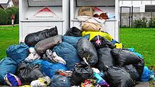 Ein zunehmendes Ärgernis sind sich stapelnde Kleidersäcke und sogar die unerlaubte Ablagerung von Müll an den Standorten von ...