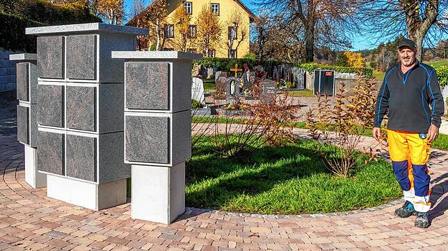 Bepflanzt wurde die bislang freie Mitte des Rondells am Urnenstelenstandort des Friedhofs Grafenhausen. Bauhofleiter Michael Lüber ...
