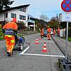 Mariusz Lamorski (vorne) zeichnet eine von 36 Stellflächen ein, die sein Chef Jan Kajda von der Firma Rostra VR in den Straßen In der ...