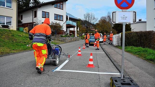 Mariusz Lamorski (vorne) zeichnet eine von 36 Stellflächen ein, die sein Chef Jan Kajda von der Firma Rostra VR in den Straßen In der ...