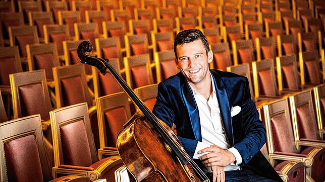 Die Philharmonie Konstanz gemeinsam mit Solist Emanuel Graf (Bild) am Violoncello unterhalten am Samstag. Graf gilt als herausragendes ...