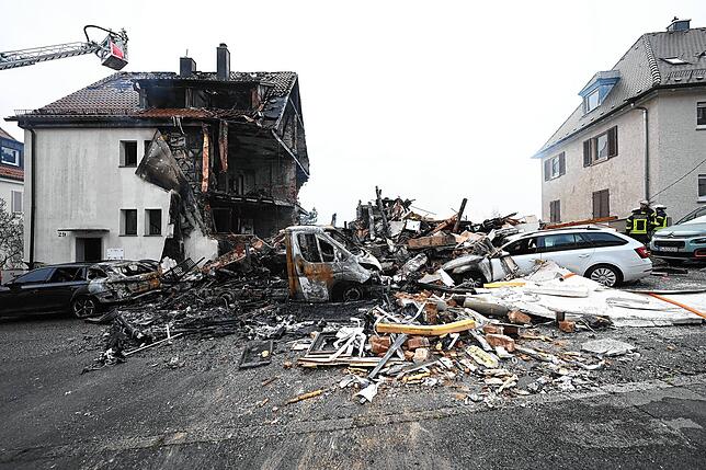 An der Unglücksstelle in Stuttgart West löschen Feuerwehrleute den Brand.