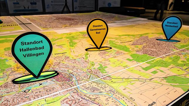 Darum geht es: Weiterhin zwei Hallenbäder in Villingen (grün) und in Schwenningen (blau) oder eines in der Mitte (gelb).