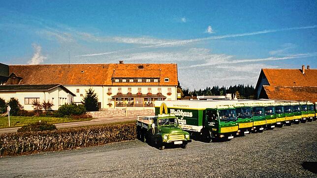 Die Fahrzeugflotte der Privatbrauerei Waldhaus in den 1980er-Jahren. Bei knapp 20.000 Hektolitern Jahresausstoß waren zehn Lastwagen und ...