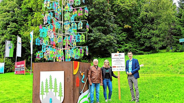 Viele Arbeitsstunden, Kraft und „Gehirnschmalz“ hat Manfred Fattler (links) in seine Kuckucksuhren-Skulpturen investiert, die nun die ...