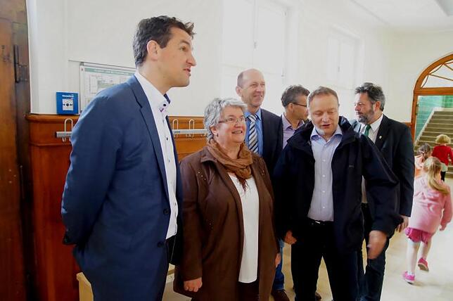 Einblick: Bei einem Rundgang erfuhren die Besucher Interessantes über die Sanierung. Auch Tobias Gantert (Bürgermeister ...