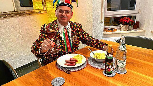 Narrenrichter Jürgen Koterzyna beim traditionellen Schinkenessen an Dreikönig.