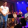 Susanne Fesenmeier (links) &ndash; hier mit Moderator Clemens Fritschi &ndash; dirigiert erstmals die Jugendkapelle in einem Showkonzert.