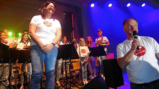 Susanne Fesenmeier (links) &ndash; hier mit Moderator Clemens Fritschi &ndash; dirigiert erstmals die Jugendkapelle in einem Showkonzert.