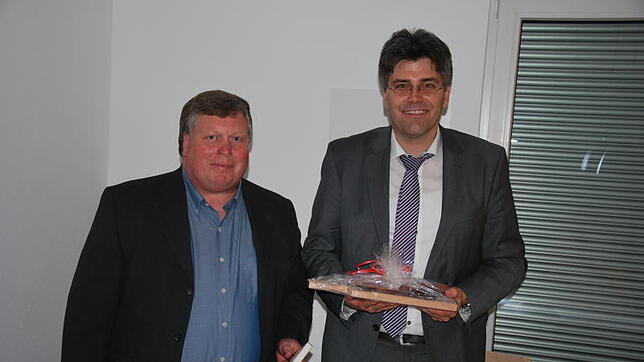 Geschenke übergab der stellvertretende Vorsitzende Johannes Schneider (links) Landrat Martin Kistler (rechts) für dessen engagierte ...