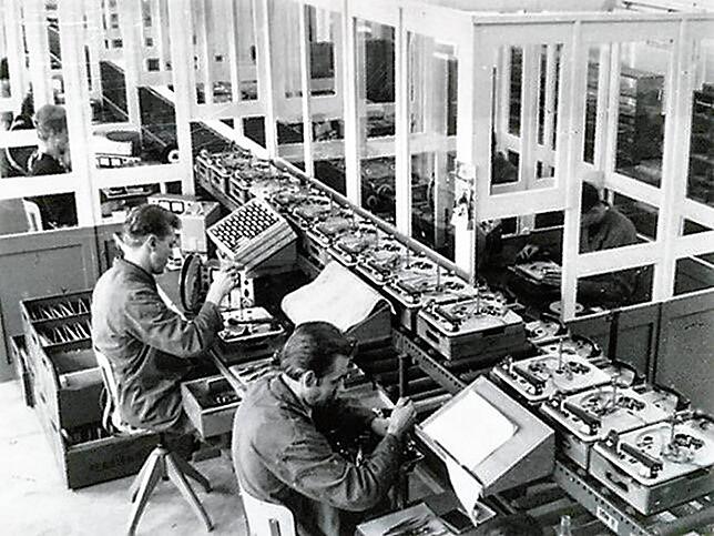 1962: In diesen Kabinen kontrollierten die Mitarbeiter den Plattenwechsler PW&nbsp;1007&nbsp;A. Ab August 1962 wurde dieser Typ in ...