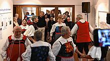 Besonders folkloristische und unterhaltende Akzente erhielt die Vernissage durch zwei Tänze der Tanzgruppe Alt-Waldshut und der ...