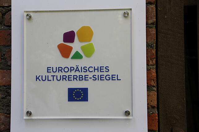 Schild mit der Aufschrift "Europäisches Kulturerbe-Siegel"