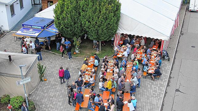 Blick aus der Vogelperspektive auf den Festplatz beim Gemeindesaal. Bei dem traditionellen Dorffest packt die ganze Dorfgemeinschaft mit ...