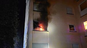Eine Rauchsäule steigt aus der brennenden Wohnung auf.