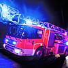 Ein Drehleiterwagen der Feuerwehr fährt mit Blaulicht zu einem Einsatz. In Überlingen holte die Feuerwehr am Montagabend mit Hilfe der ...