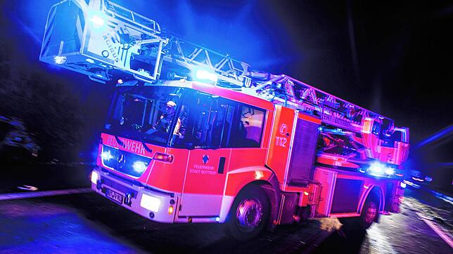 Ein Drehleiterwagen der Feuerwehr fährt mit Blaulicht zu einem Einsatz. In Überlingen holte die Feuerwehr am Montagabend mit Hilfe der ...