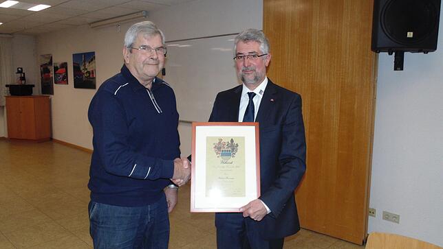 Bürgermeister Michael Thater ernannte Richard Herrmann zum Ehrenmitglied.