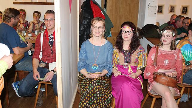 „Wer ist Ihr Herzblatt?“ Marius Schorpp hat die Qual der Wahl. Rechts der Wand sitzen Sandra Hutmacher, Kathrin Pfarrherr ...